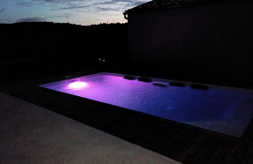 Piolenc House | Modern Holiday Home in Piolenc with Pool