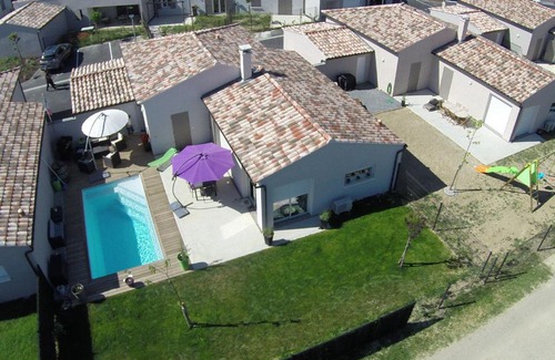 Piolenc House | Modern Holiday Home in Piolenc with Pool