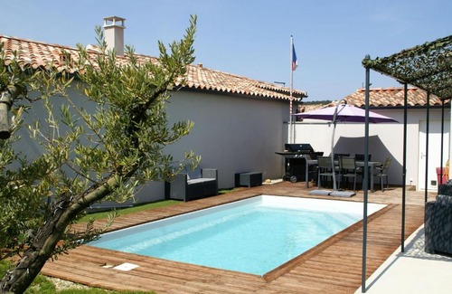 Piolenc House | Modern Holiday Home in Piolenc with Pool