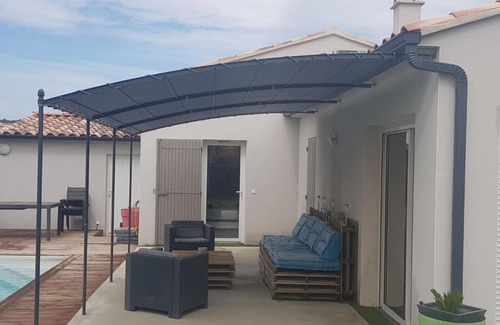 Piolenc House | Modern Holiday Home in Piolenc with Pool