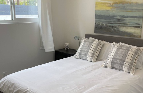 Larchmont Apartment | Modern Hollywood Apartment-Long Term Guests Welcome-Monthly Discounts