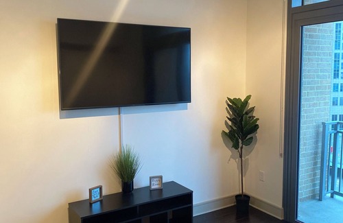 Glendale Apartment | Modern Hollywood Hideaway - Steps from Walk of Fame!