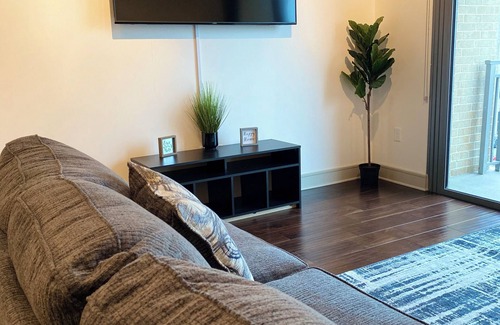 Glendale Apartment | Modern Hollywood Hideaway - Steps from Walk of Fame!