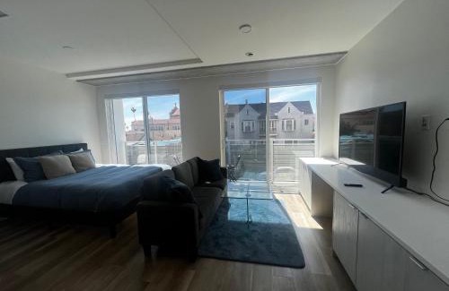 Hollywood Apartment | Modern Hollywood Walk of Fame Apts- Free Parking, 360 Rooftop, Pool, Gym- Centrally located