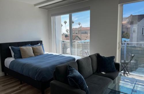 Hollywood Apartment | Modern Hollywood Walk of Fame Apts- Free Parking, 360 Rooftop, Pool, Gym- Centrally located