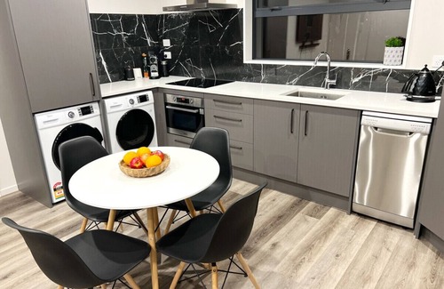 Halswell House | Modern Home: 2 Ensuites, 17 Min to City & CHC Air