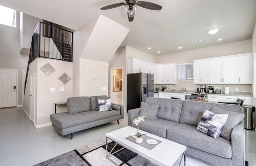 Limberlost House | Modern home, great central location, quiet neighborhood, walk to the Mall!