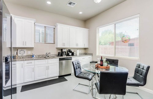 Limberlost House | Modern home, great central location, quiet neighborhood, walk to the Mall!