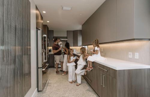 Oakland Park House | Modern Home in FTL Hot Tub & Dogs Welcome