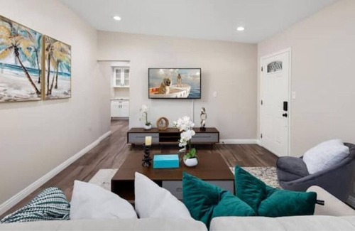 Fullerton House | Modern Home l Mins to Disney l Entertain backyard