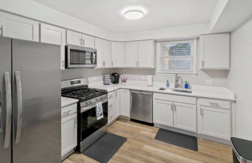 Russell House | Modern Home near DT Libertyville and Naval Base