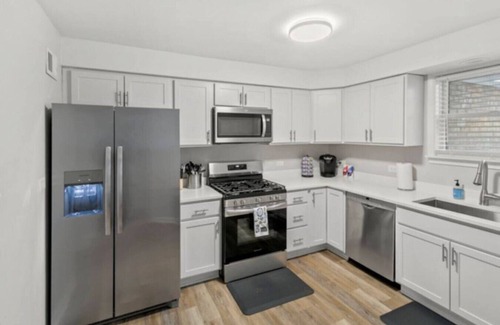 Russell House | Modern Home near DT Libertyville and Naval Base