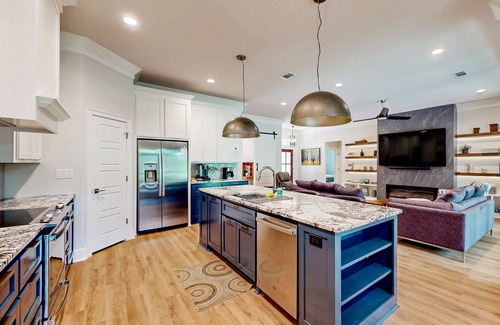 Hot Springs Village House | Modern home on golf course with valley views, private putting green, & fireplace