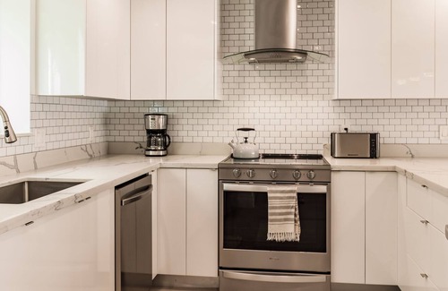 Croissant Park House | Modern Home w/Pool + 2nd Unit - Near Las Olas