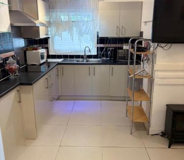 Abbey Wood Apartment | Modern House -contractors and family sleep 7 with parking