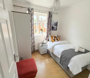 Abbey Wood Apartment | Modern House -contractors and family sleep 7 with parking