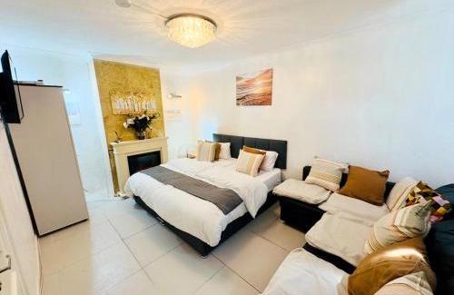 Abbey Wood Apartment | Modern House -contractors and family sleep 7 with parking