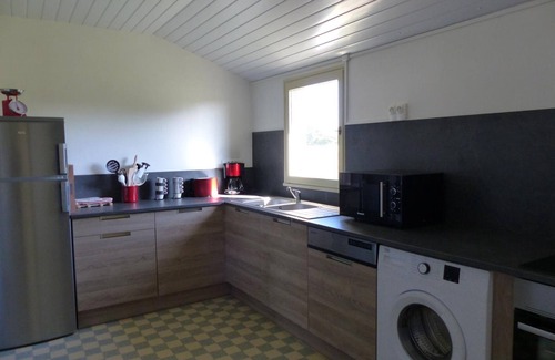 Vaumas Cottage | Modern house with garden, pets allowed, linens included