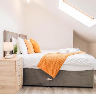 Luton House | Modern House with Gated Driveway and Free WiFi