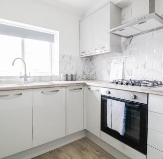 Luton House | Modern House with Gated Driveway and Free WiFi