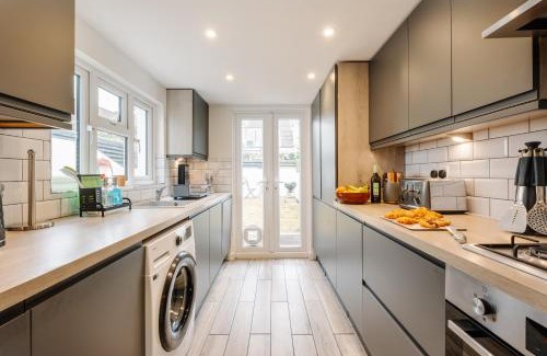 Hove House | Modern Hove Home close to Brighton Beach with FREE PARKING