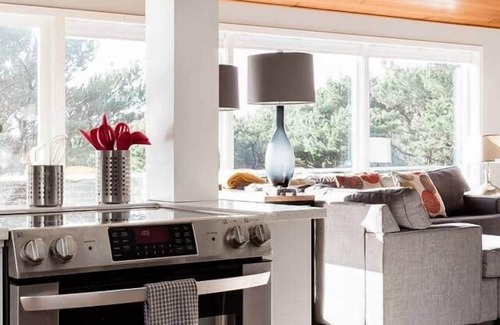 Manzanita House | Modern Huge Deck Wood Stove Pet-Friendly