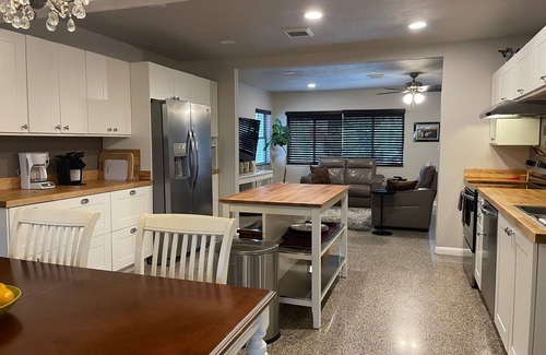 Seminole House | Modern, huge master, 4 m to Beach, walk to Seminole City Center