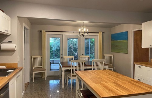 Seminole House | Modern, huge master, 4 m to Beach, walk to Seminole City Center