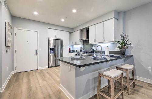 Irvine Business Complex Condo | Modern Irvine Condo w/Pool - 7 Mi to Beach!