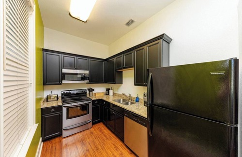 Dune Allen Beach Apartment | Modern King bed Haven/Free parking, Pool, Balcony
