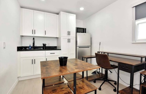 Daytona Beach Shores Apartment | Modern King Suite Steps to Beach