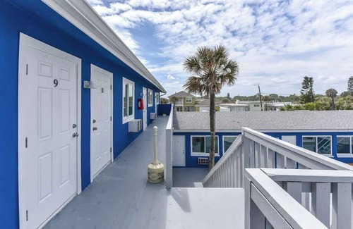 Daytona Beach Shores Apartment | Modern King Suite Steps to Beach