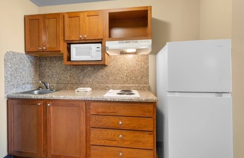 Pleasanton Hotel | Modern Kitchen Suite | 1 King Bed | Pleasanton TX Center