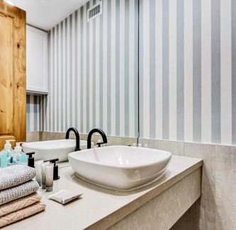 Los Angeles House | Modern LA Villa 5BR Home with Private Pool & Yard