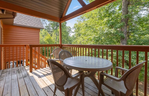 Lake Shore Condo | Modern Lakeview Apt w/Fireplace