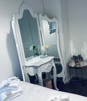 Skelmersdale House | Modern Lancashire stay with private Hot-tub