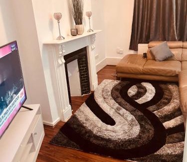 Canning Town Apartment | Modern Large Studio