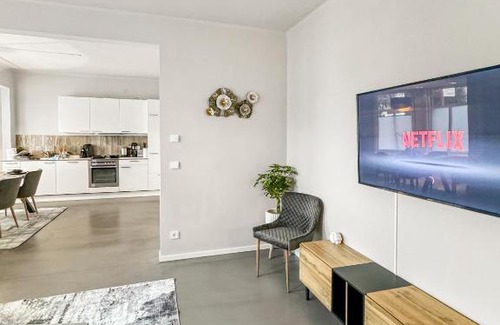 Ahrensburg Apartment | Modern living: Hamburg & Baltic Sea within 30 min