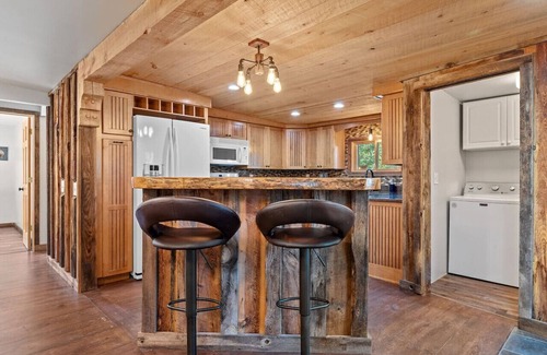 Custer House | Modern Lodge: Hottub + Huge Space + Views + Sauna