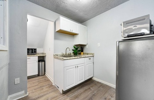 Shaker Heights Apartment | Modern Loft in Safe Neighborhood ~ Near Cleveland Clinic ~ Long Stays OK