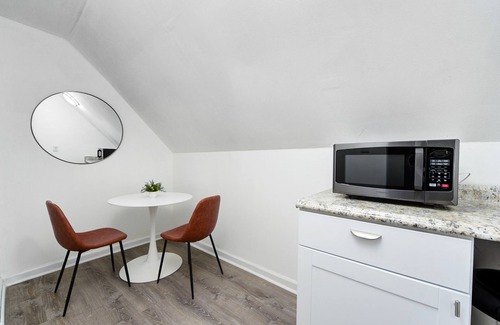 Shaker Heights Apartment | Modern Loft in Safe Neighborhood ~ Near Cleveland Clinic ~ Long Stays OK