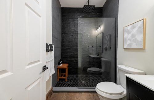 Milton Apartment | Modern Loft-Style Retreat Near Blenko Glass in Milton, WV