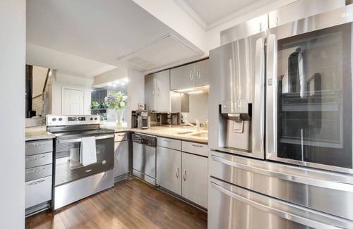 Old East Dallas Condo | Modern loft with king suite, resort pool, and historic charm in Swiss Avenue.