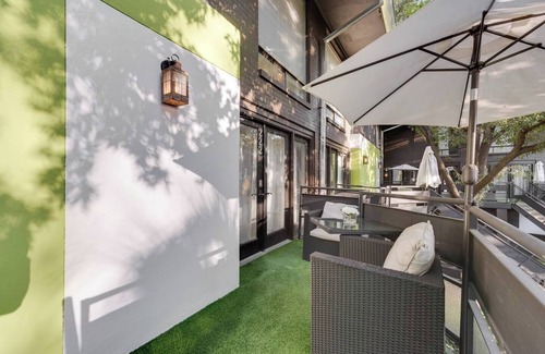 Old East Dallas Condo | Modern loft with king suite, resort pool, and historic charm in Swiss Avenue.
