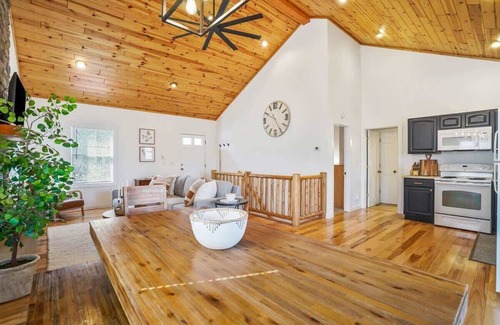 Logan Cabin | Modern Log Cabin, Hot Tub, 5 Mins to Winery/Brewery!
