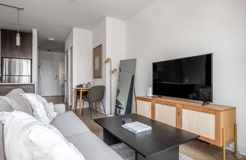 Downtown Chicago Apartment | Modern Loop Studio w/Theater & Pool, nr Millennium Park, by Blueground