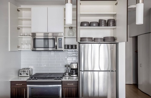 Downtown Chicago Apartment | Modern Loop Studio w/Theater & Pool, nr Millennium Park, by Blueground