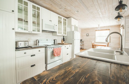 Manitoba Cottage | Modern, lovely, cozy & quiet cabin 5 mins from the lake