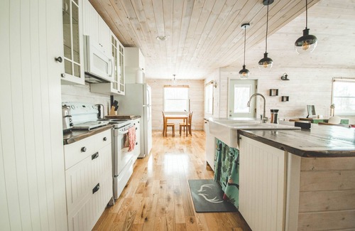 Manitoba Cottage | Modern, lovely, cozy & quiet cabin 5 mins from the lake