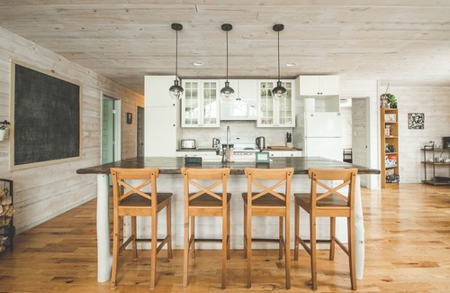 Manitoba Cottage | Modern, lovely, cozy & quiet cabin 5 mins from the lake